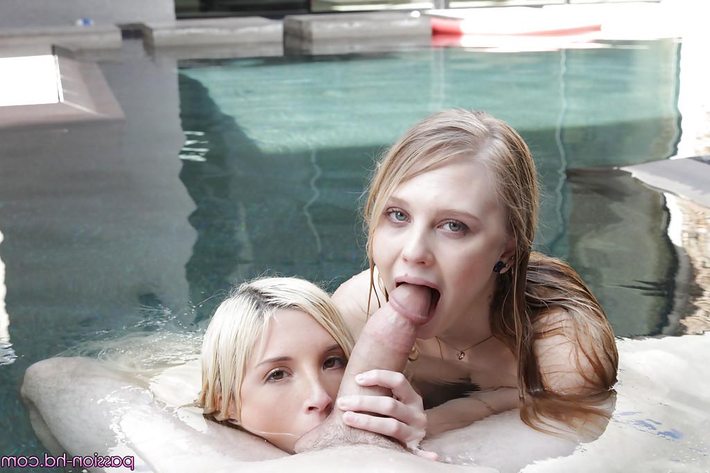 16P As estrelas porno adolescentes Lily Rader e Piper Perri dão uma lambida de bola BJ na piscina