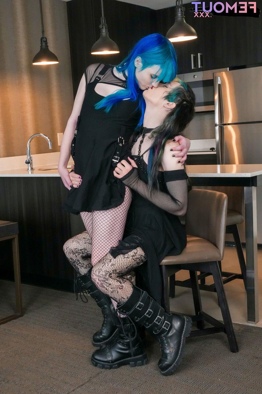 16P Femout XXX Ashley Scarlett, Mia Flowers