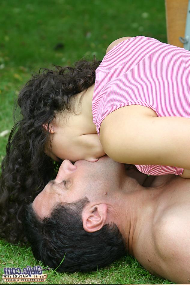 16P Jovem morena faz sexo com um cara mais velho enquanto a esposa dele tira uma soneca