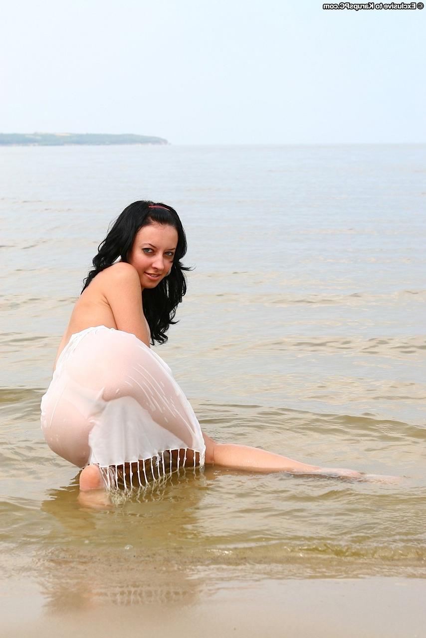 20P A adolescente magra Dina exibe seus peitos minúsculos e sua bunda apertada na praia