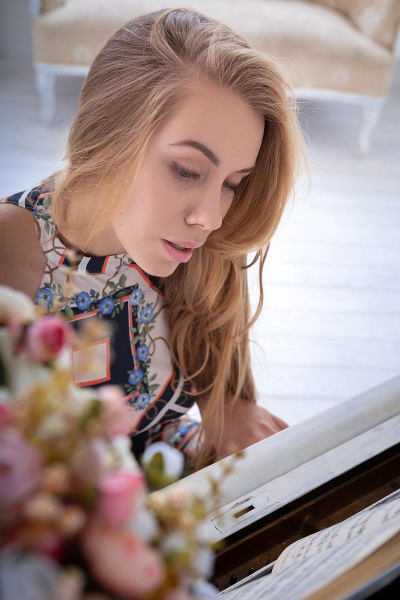 16P A bela adolescente Ryana revela seu corpo quente na frente de um piano branco