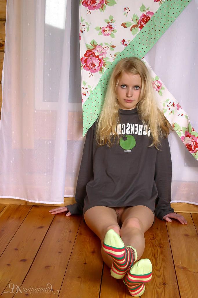 16P La encantadora joven rubia yana f se quita un suéter para posar desnuda en calcetines