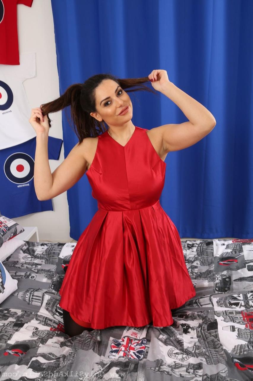 20P A atraente Charley S expondo sua bunda grande e suculenta em calcinha fio dental vermelha