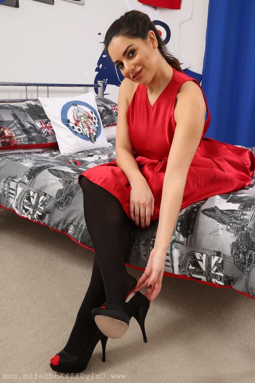 20P A atraente Charley S expondo sua bunda grande e suculenta em calcinha fio dental vermelha