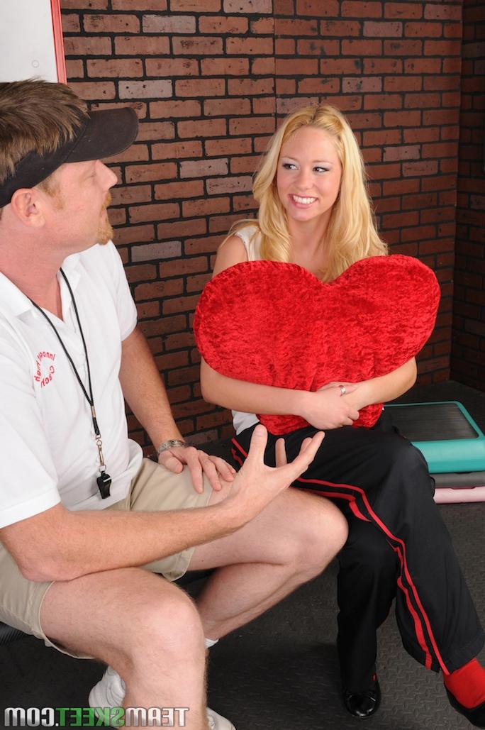 17P Die freche blonde Studentin Grace Wood lutscht Coachs harten Schwanz in der Umkleidekabine