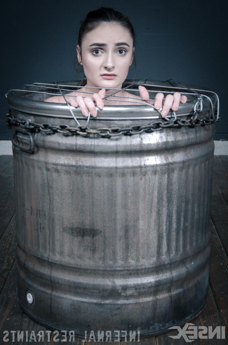 14P La jeune brune Luci Lovett porte des bas tout en étant maintenue en esclavage.