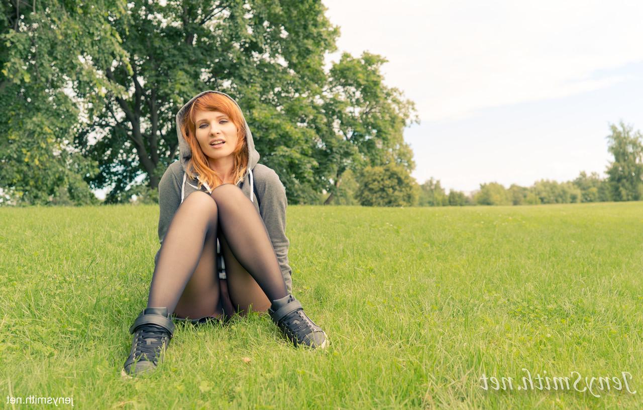 16P A ruiva amadora Jeny Smith posando com sua meia-calça transparente em público