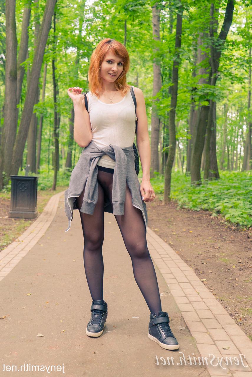 16P A ruiva amadora Jeny Smith posando com sua meia-calça transparente em público