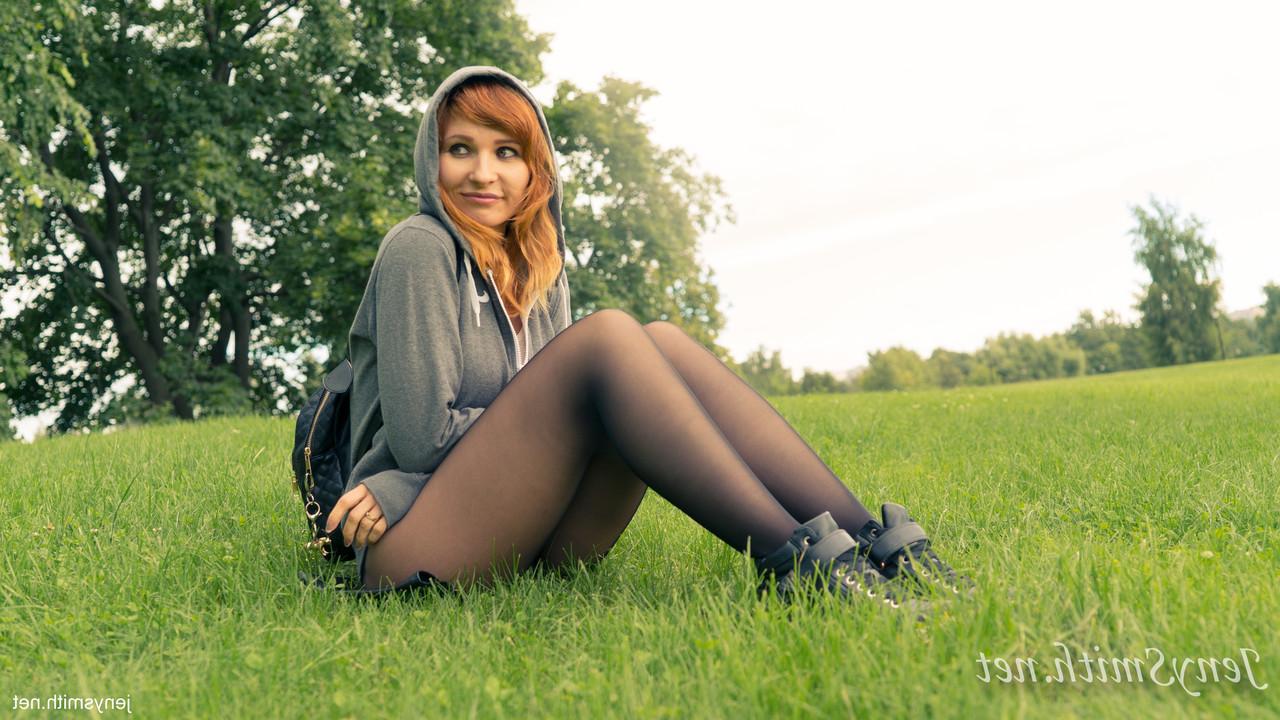 16P A ruiva amadora Jeny Smith posando com sua meia-calça transparente em público