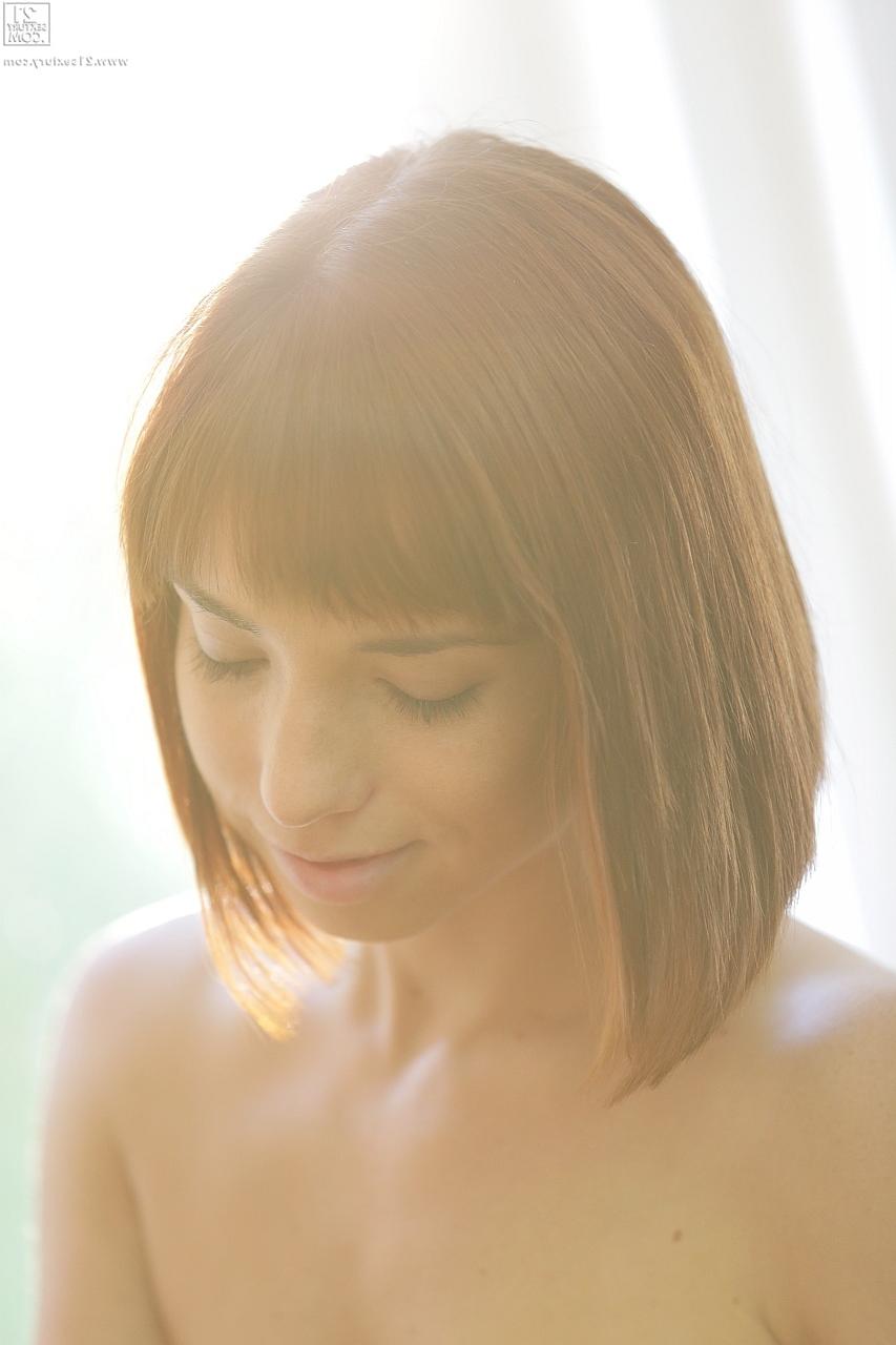 18P Tina Hot, jeune rousse hongroise, se déshabille et se fait plaisir.