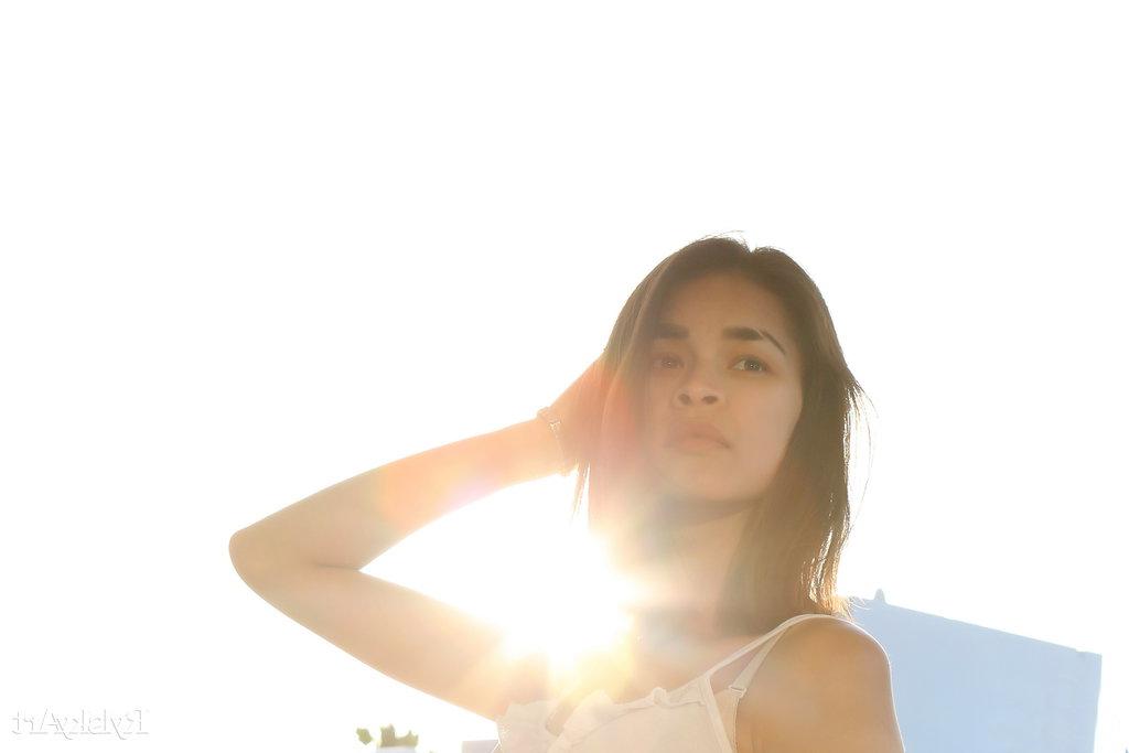 16P A linda adolescente Ryanne Keena modela totalmente nua de maneira confiante
