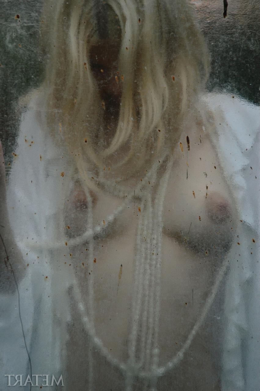 20P La delgada rubia Nastya C hace alarde de sus dulces tetas y sus grandes pezones en solitario