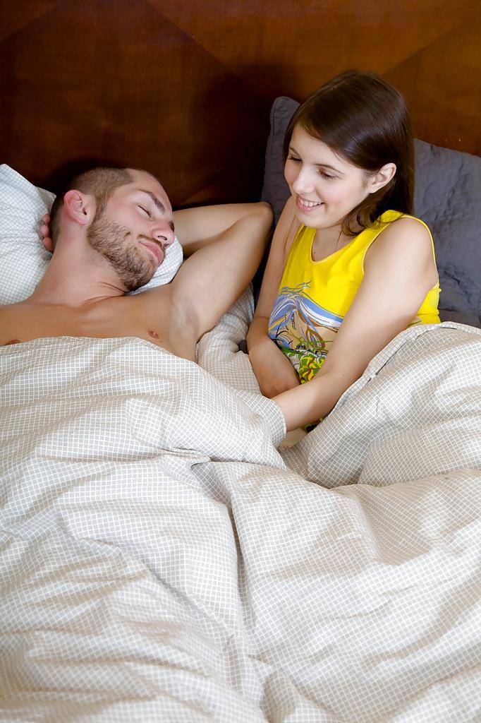 16P Une adolescente salace avec un cul sexy suce et baise une grosse bite bien dure