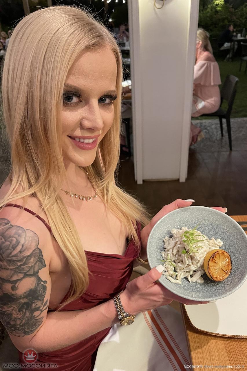 20P La sexy joven rubia Paris White ofrece atractivas vistas de cerca de su delicioso coño