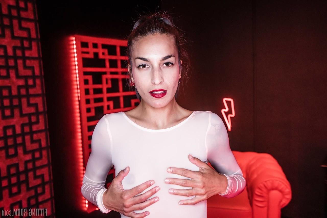 10P Sexy morena adolescente Anita Gorgues brinquedos sua buceta em meias brancas