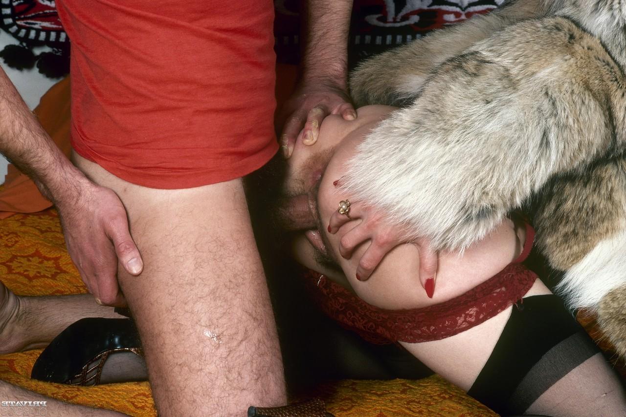 12P La MILF vintage Jill se mete los dedos en el coño y el culo mientras tiene sexo