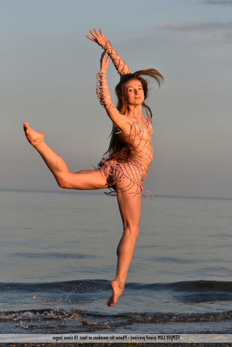 16P A adolescente magra Leanne J exibe seu corpo nu e flexibilidade na água
