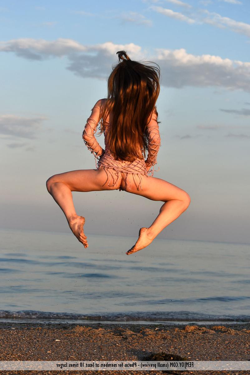16P A adolescente magra Leanne J exibe seu corpo nu e flexibilidade na água