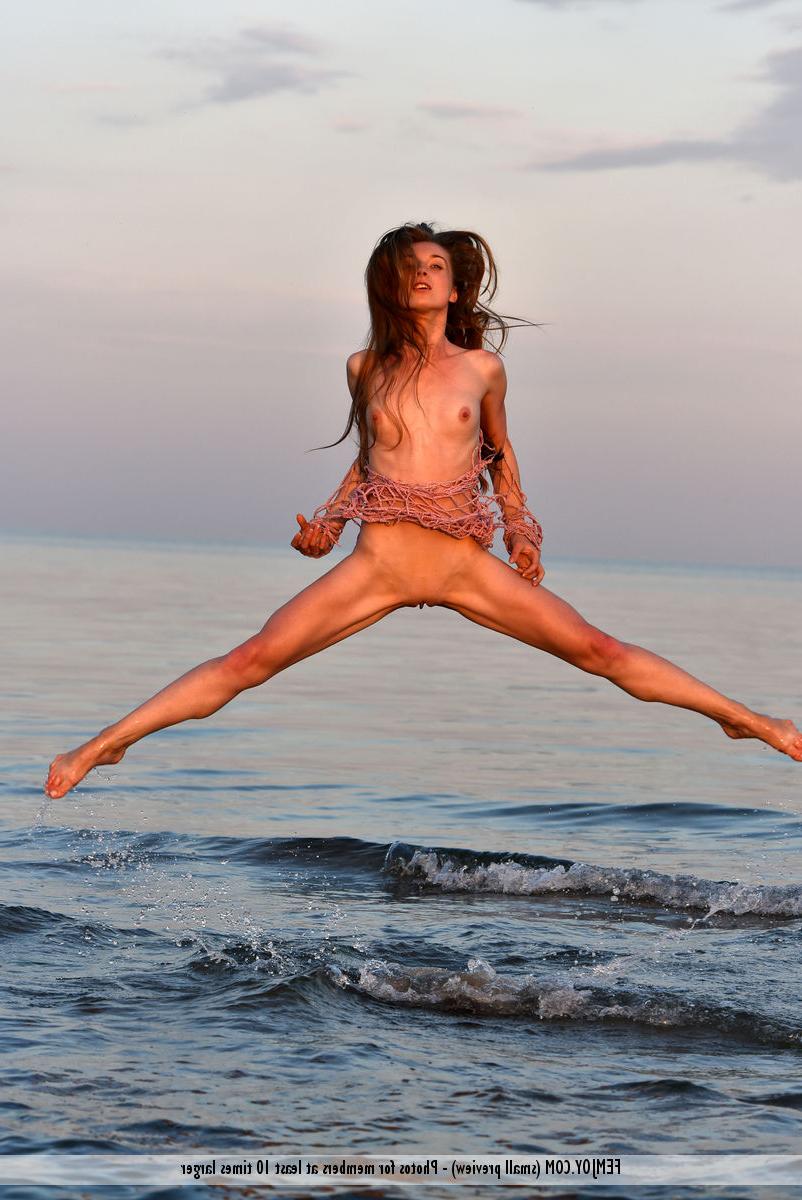16P A adolescente magra Leanne J exibe seu corpo nu e flexibilidade na água