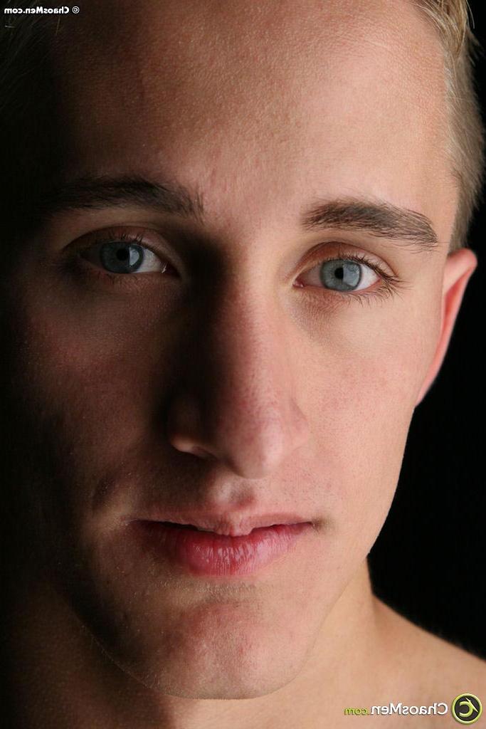 20P O garoto gay esguio Justin Bundy sorri enquanto posa e exibe seu belo pau
