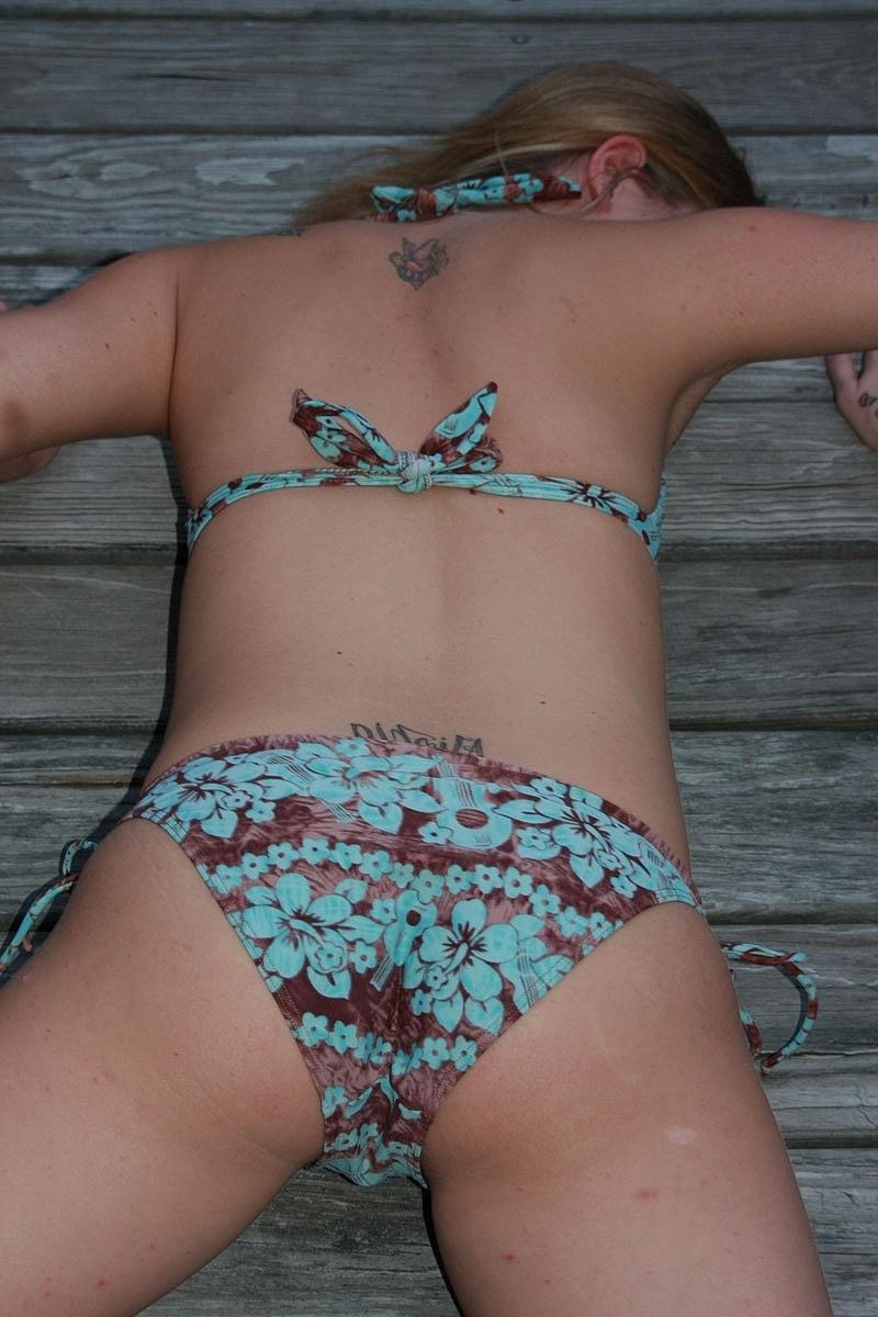 20P Wunderschöner Amateur-Teenager Sapphire posiert in ihrem heißen Bikini im Freien