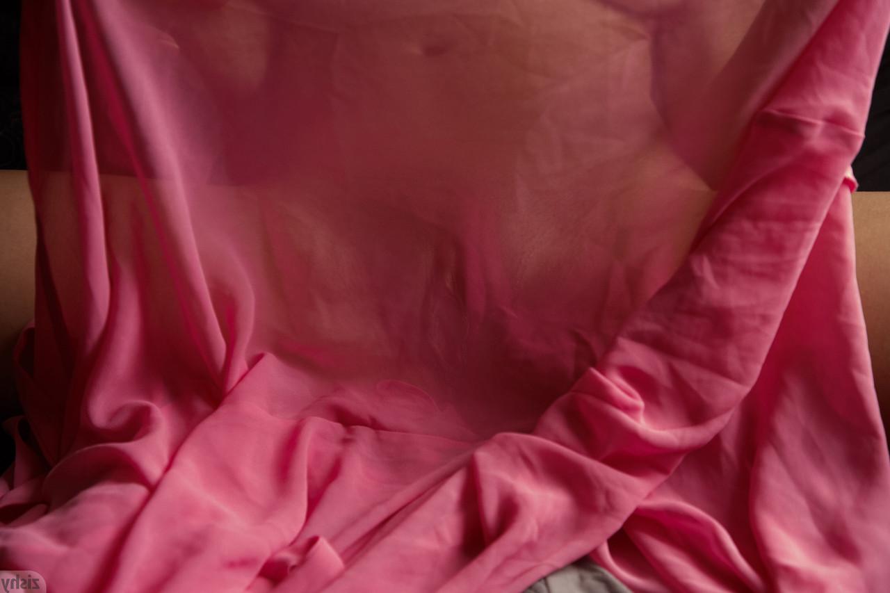 12P Adolescente em um vestido sexy Darcie Dolce tira a roupa depois de mostrar a bunda gostosa na escada