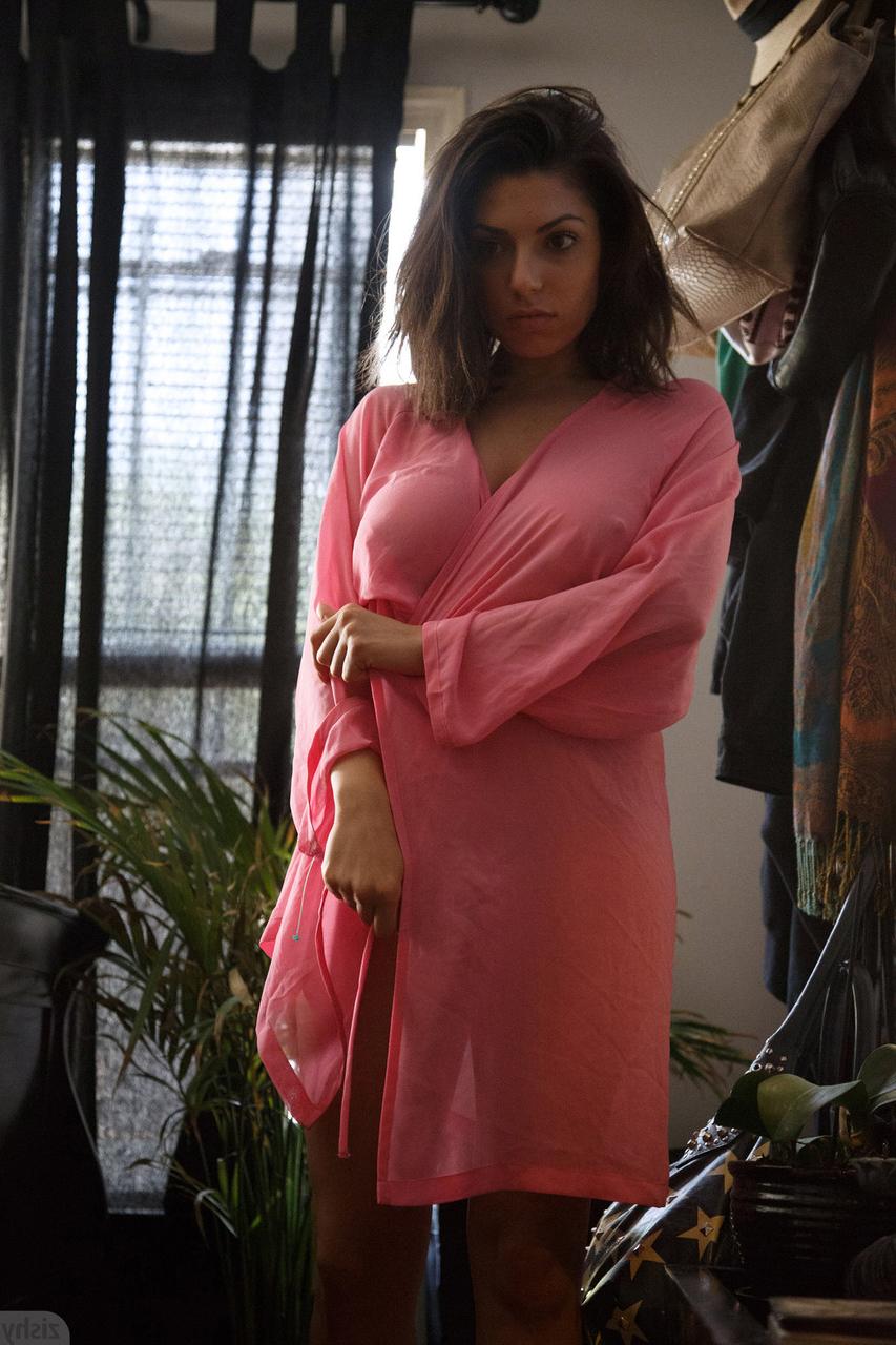 12P Adolescente em um vestido sexy Darcie Dolce tira a roupa depois de mostrar a bunda gostosa na escada