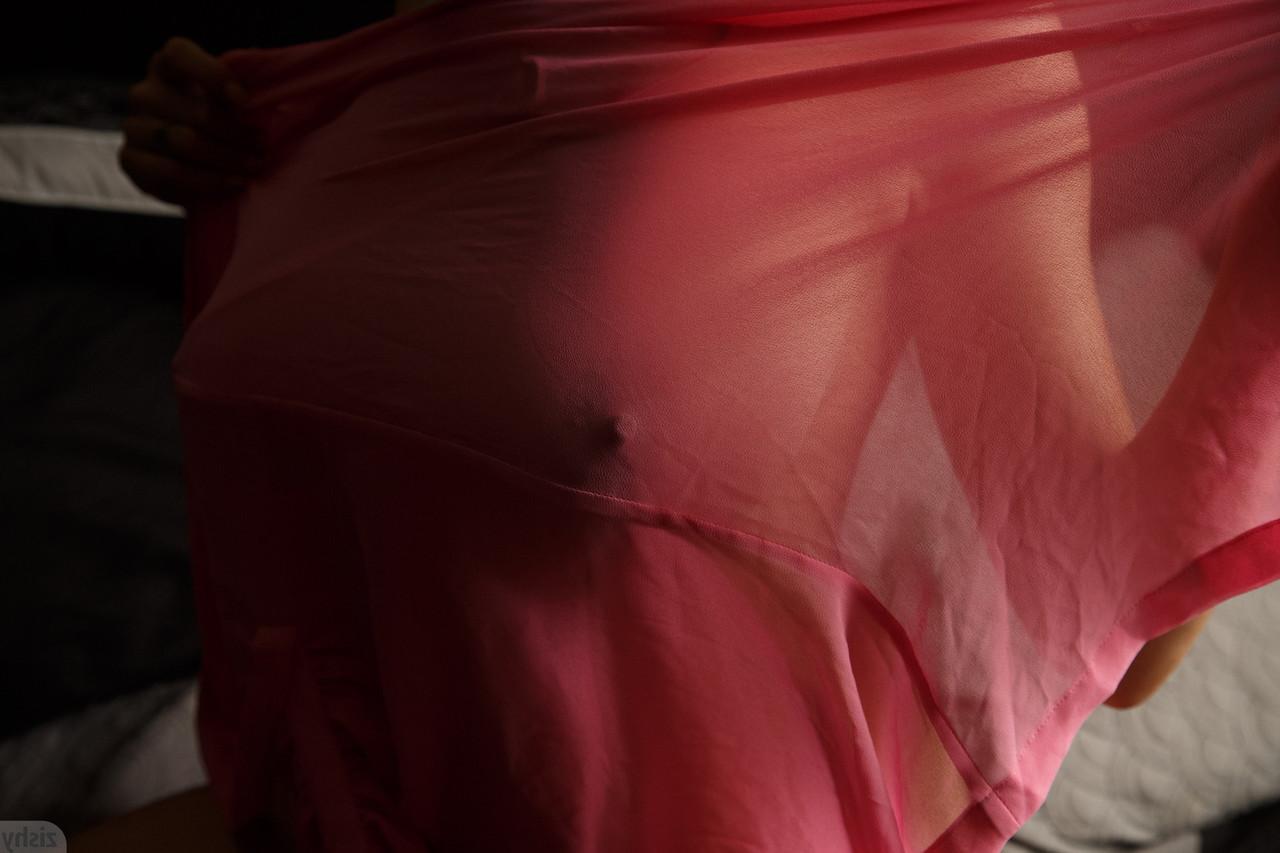 12P Adolescente em um vestido sexy Darcie Dolce tira a roupa depois de mostrar a bunda gostosa na escada