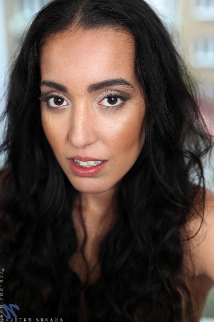 20P A nerd tcheca Amanda Estela fica nua e mostra sua bunda grande e careca