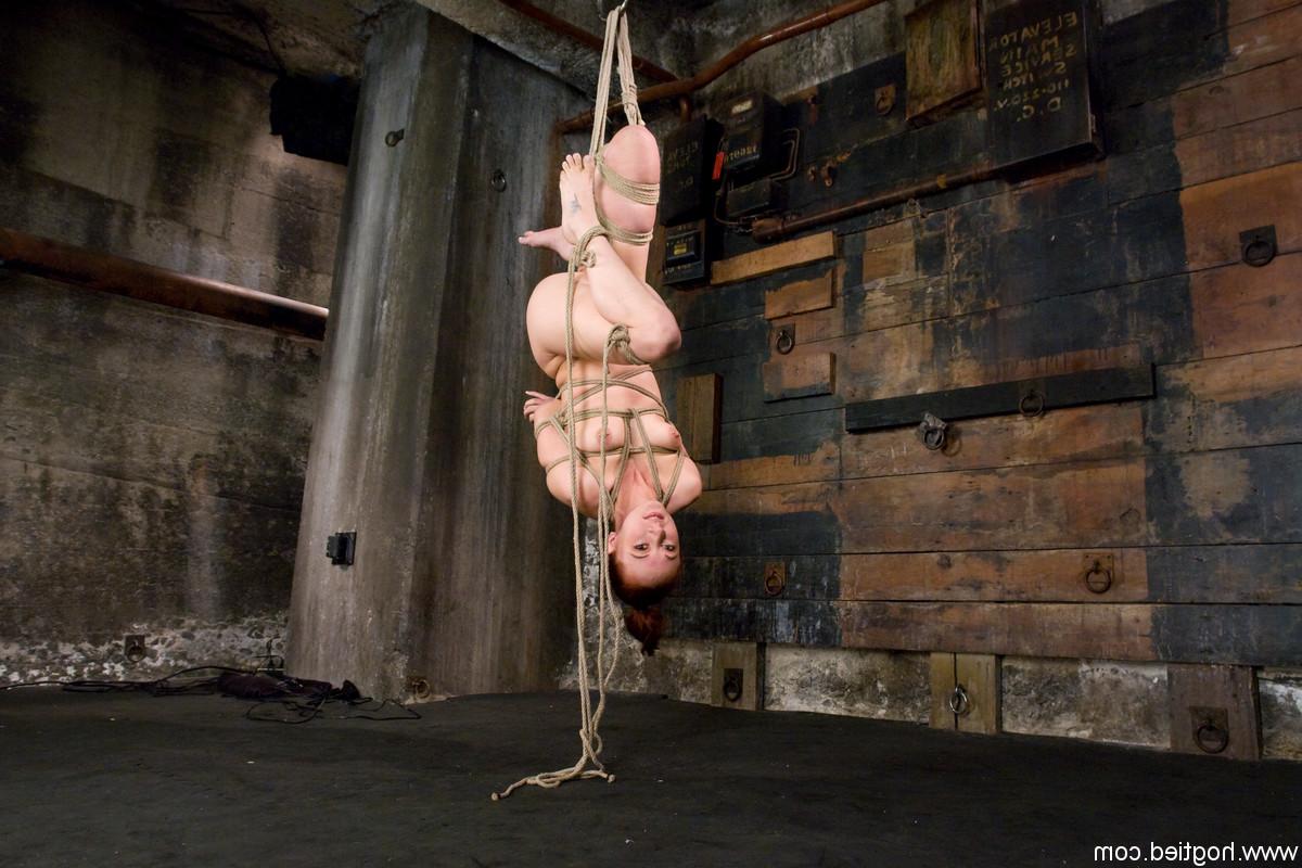 20P La soumise Sabrina Sparx est ligotée, suspendue la tête en bas et jouée dans une action BDSM.