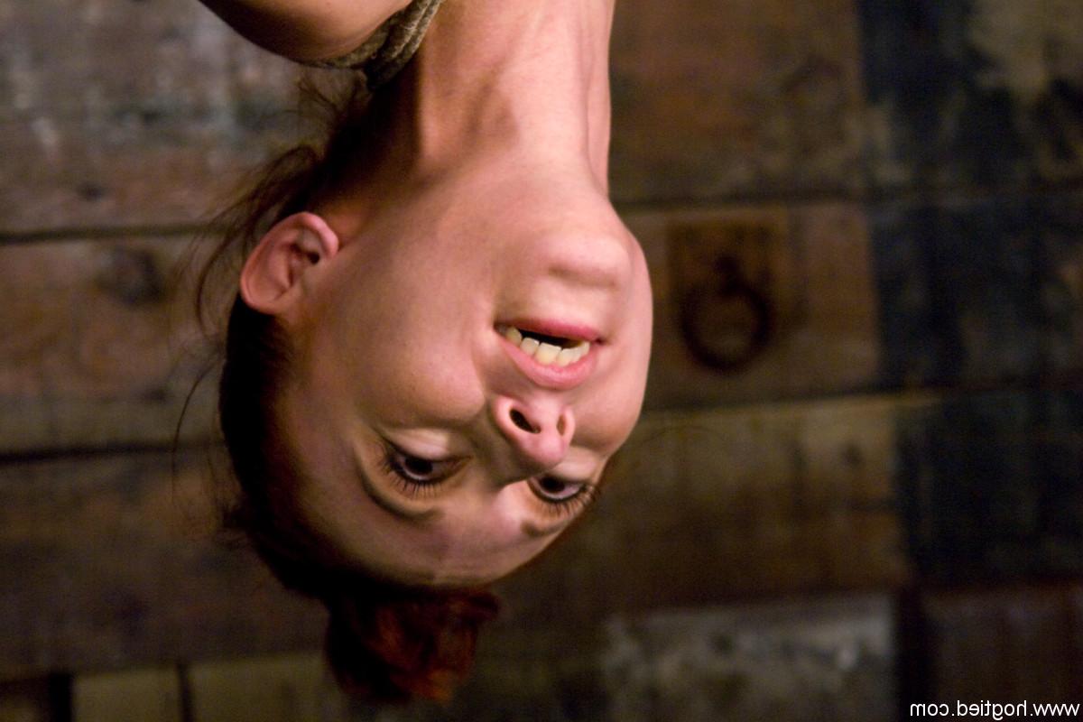 20P La soumise Sabrina Sparx est ligotée, suspendue la tête en bas et jouée dans une action BDSM.