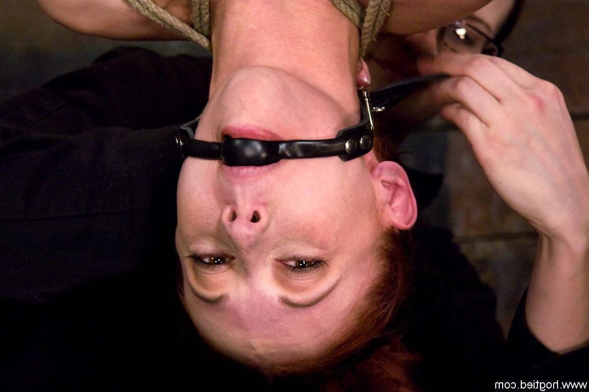 20P La soumise Sabrina Sparx est ligotée, suspendue la tête en bas et jouée dans une action BDSM.