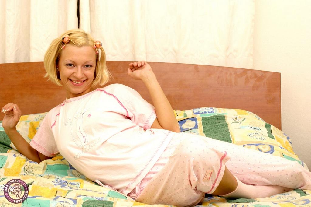 16P A linda adolescente loira Iden brinca com sua buceta em cima de uma cama com meias brancas