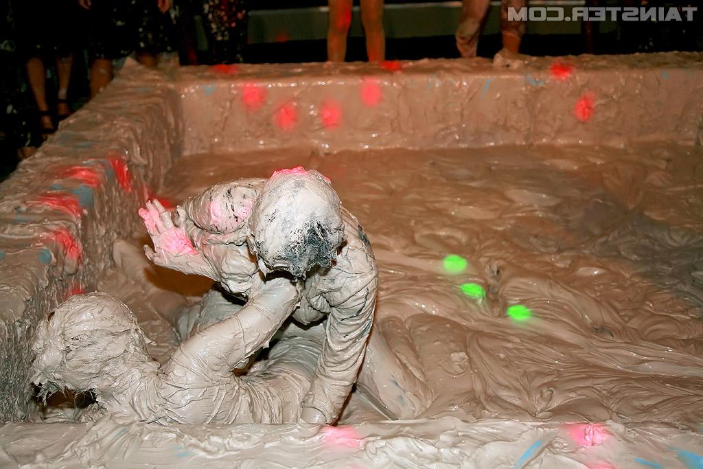 16P Seductive fetish babes with big tits are into angry mud catfight