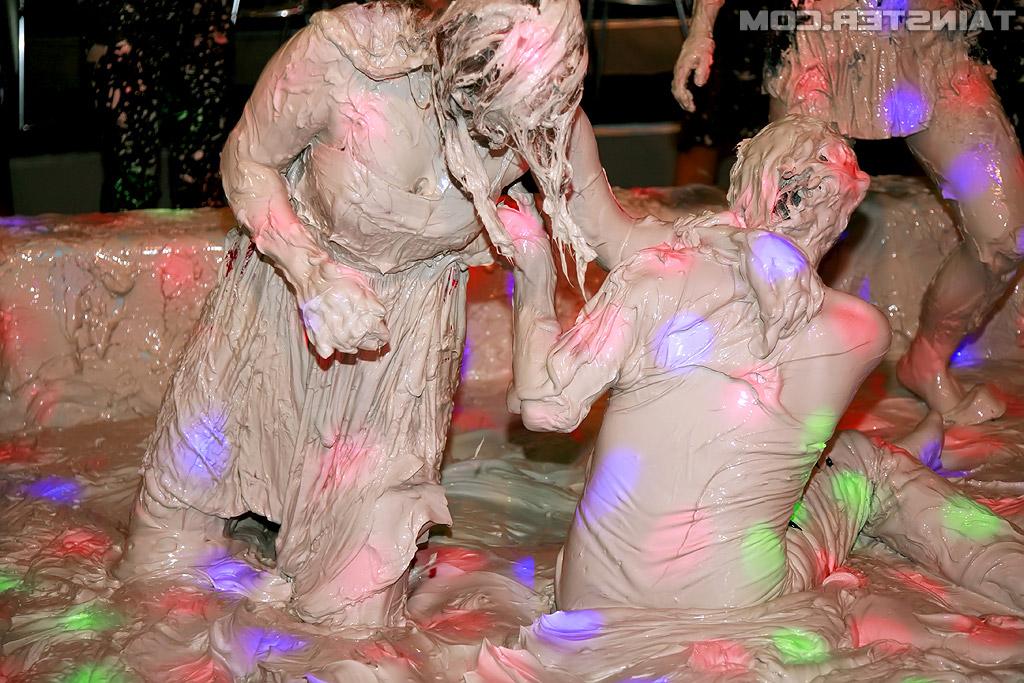 16P Seductive fetish babes with big tits are into angry mud catfight