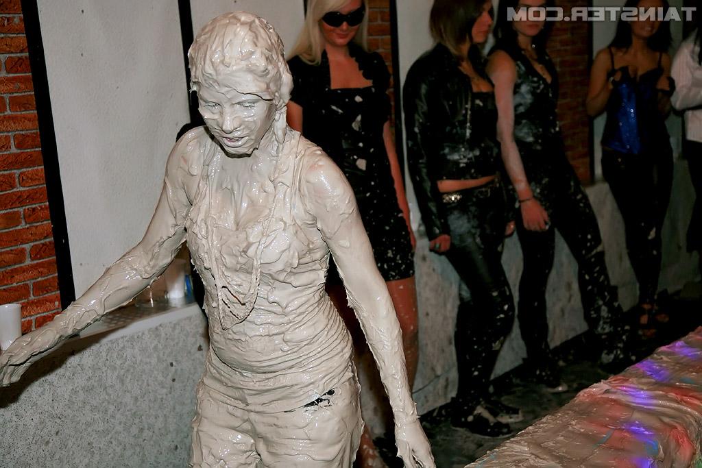 16P Seductive fetish babes with big tits are into angry mud catfight