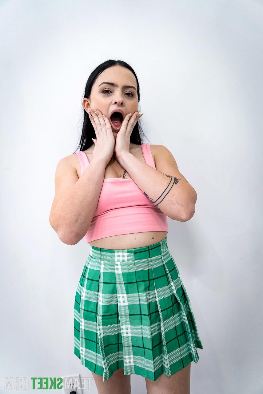 20P Das schwarzhaarige Teenie-Babe Imani Valor wird hart gefickt und ins Gesicht gespritzt