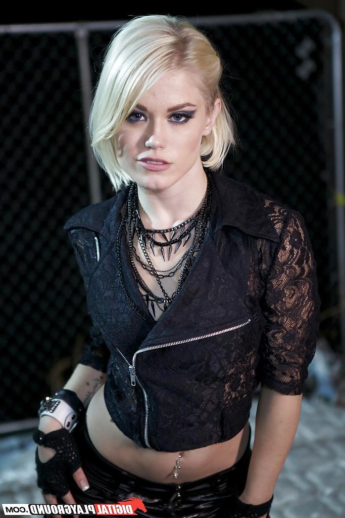 16P A adolescente Ash Hollywood posa em sua deslumbrante lingerie de estrela do rock