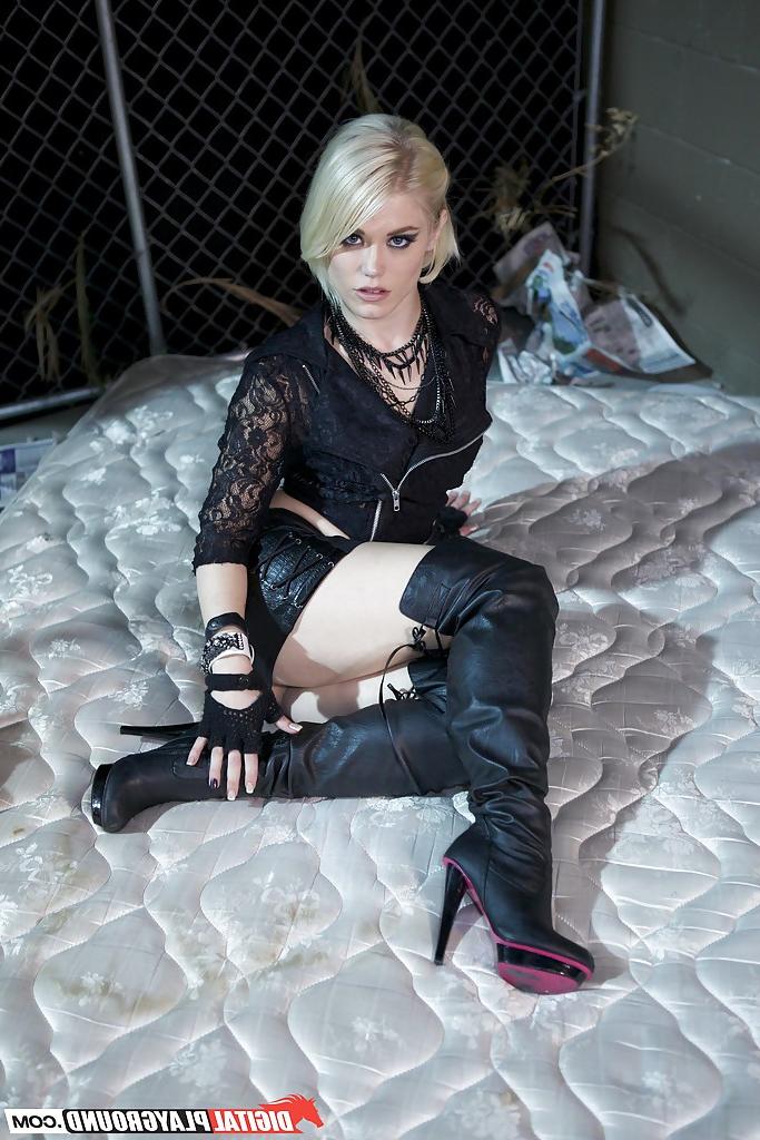 16P A adolescente Ash Hollywood posa em sua deslumbrante lingerie de estrela do rock