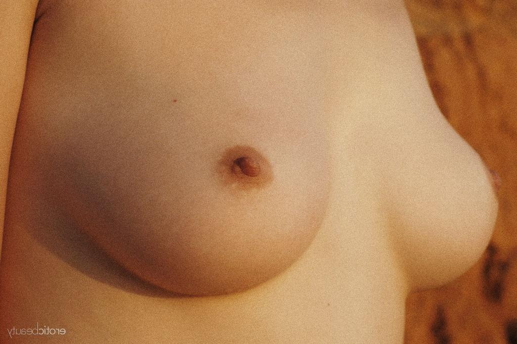 16P A bela adolescente Tanya K exibe seu corpo totalmente nu enquanto está na natureza