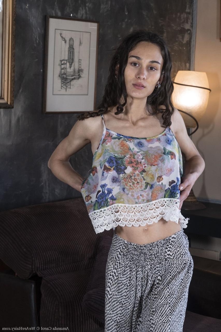 20P A pequena morena Amanda Carol fica totalmente nua e mostra sua vulva peluda