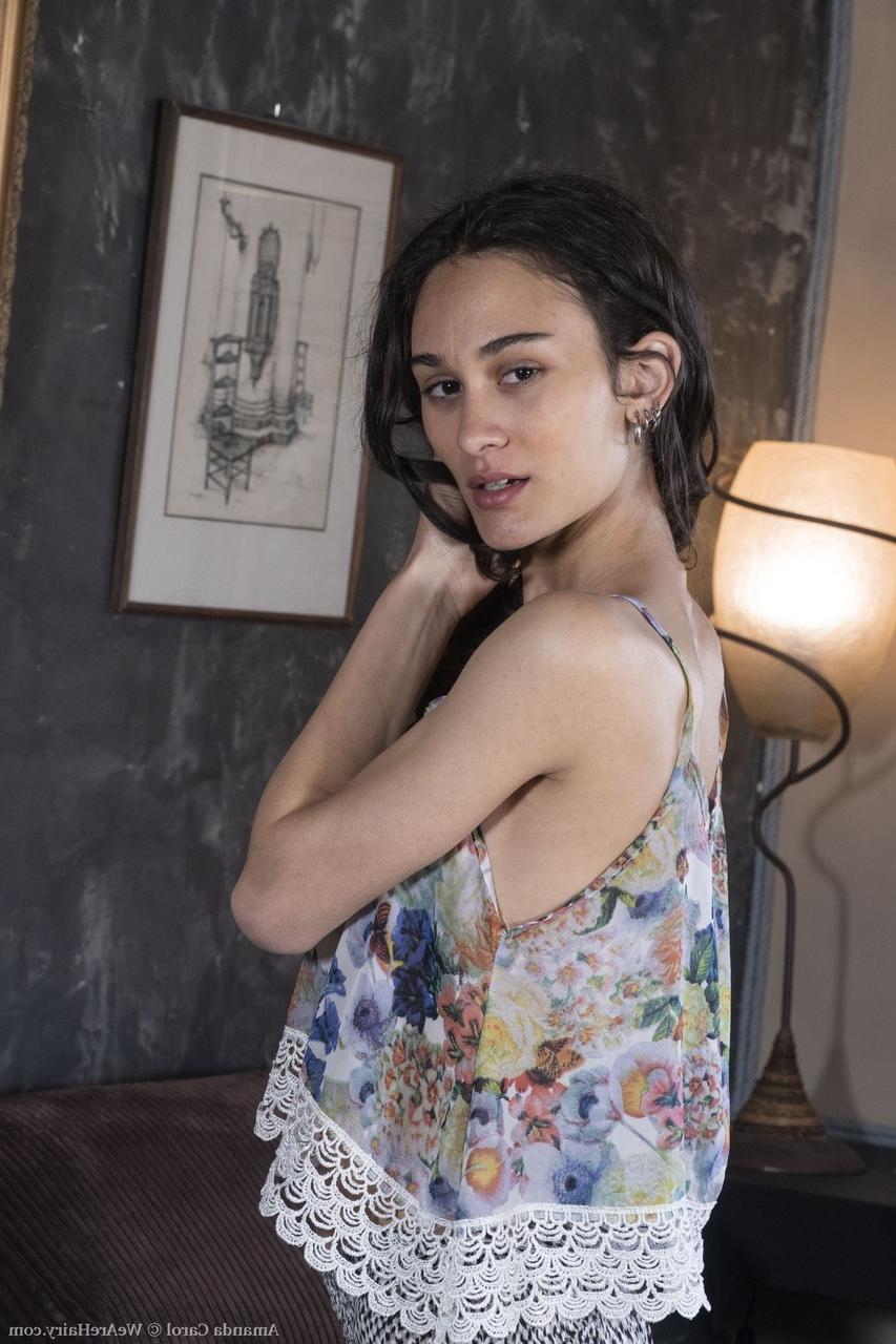 20P A pequena morena Amanda Carol fica totalmente nua e mostra sua vulva peluda