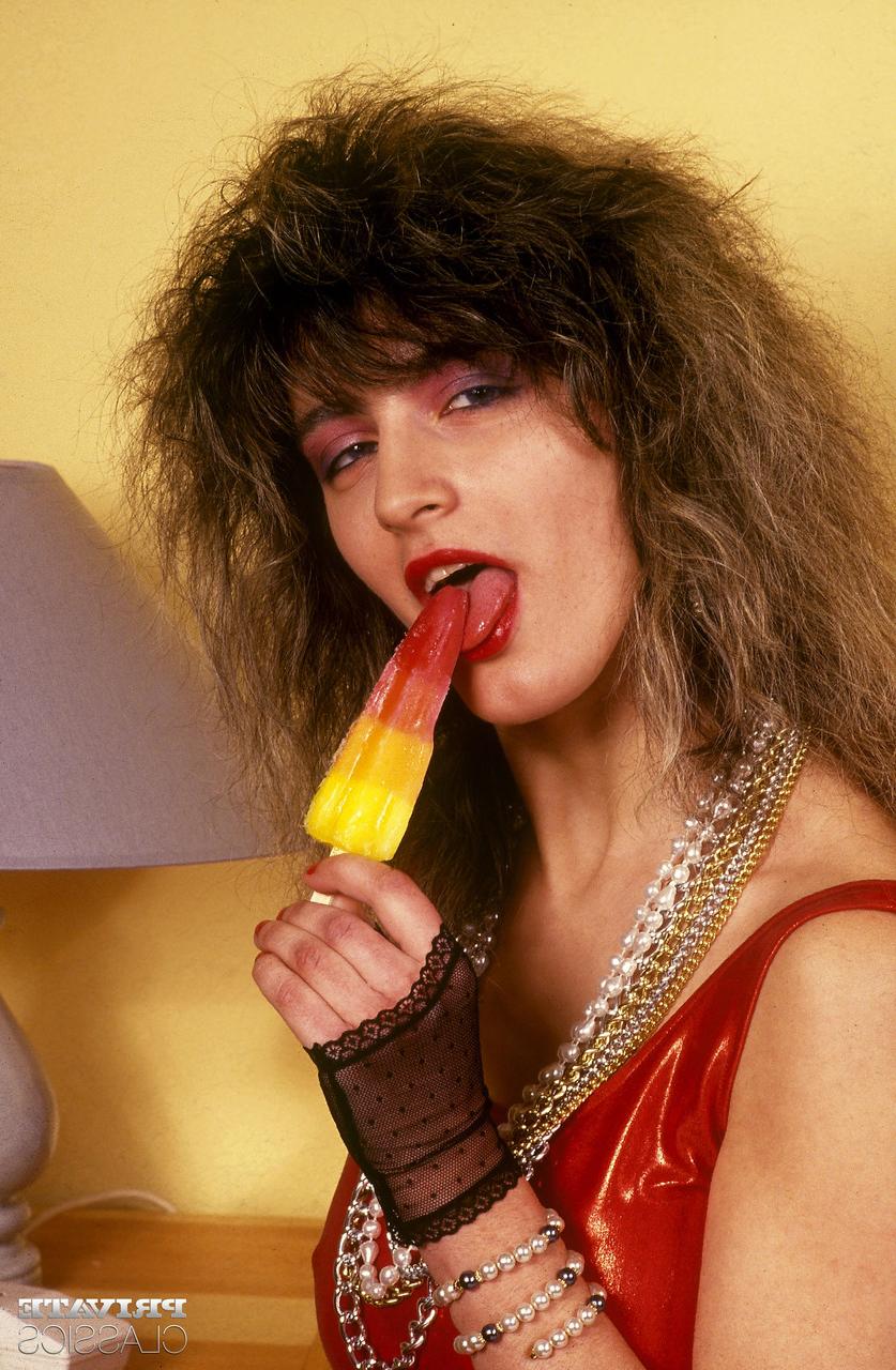 12P Lolly arbore des lèvres rouges et de gros cheveux tout en se livrant à des relations sexuelles chatte à bouche.