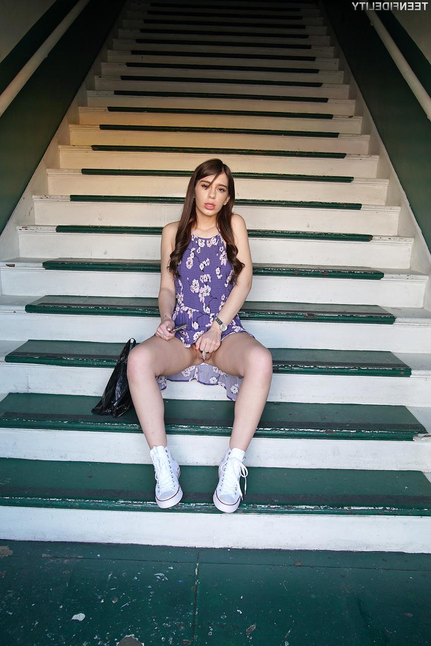 17P Petite teen cutie Joseline Kelly se espalha nos degraus para uma calcinha transparente