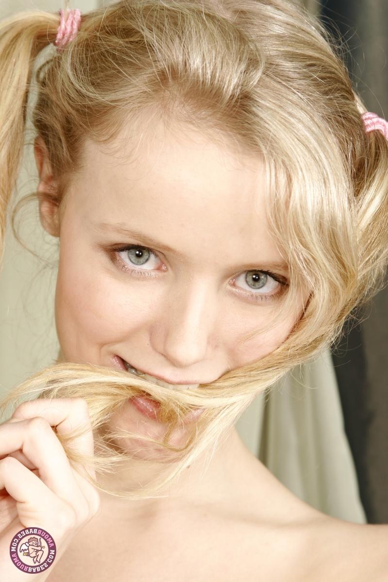 20P Anastasia, jeune à queue de cochon, montre de près sa délicieuse chatte rasée.