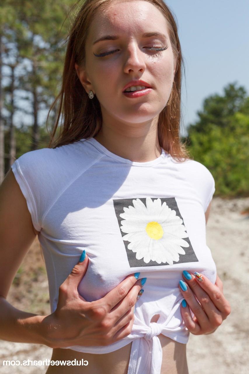 20P A linda adolescente Vika Lita exibe seus peitos pontudos e toca sua boceta ao ar livre