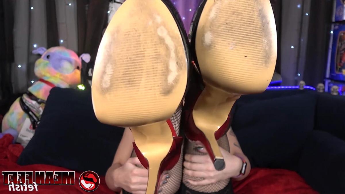 20P La morena cassandra cain se quita los tacones altos con medias de malla