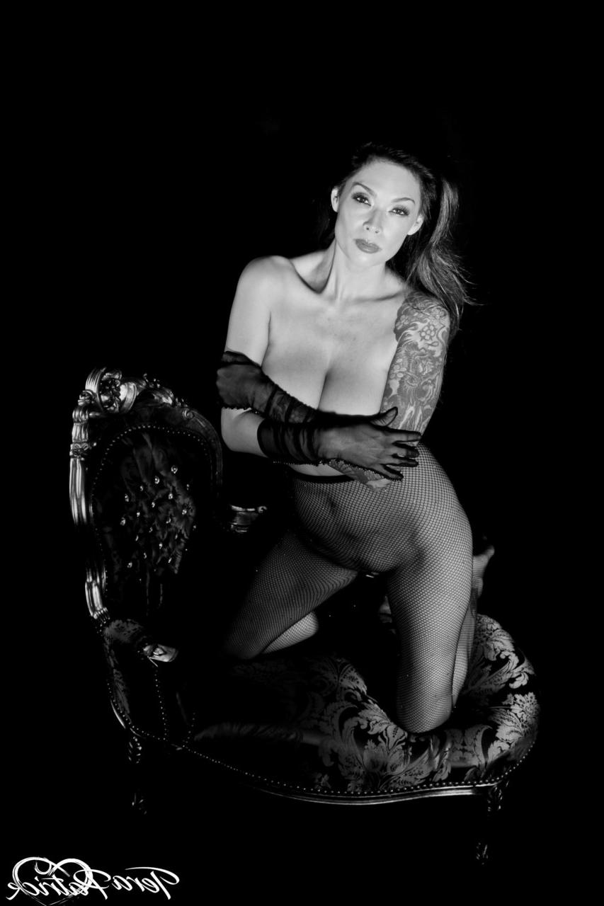 17P La MILF asiática Tera Patrick muestra sus grandes tetas con guantes y pantimedias