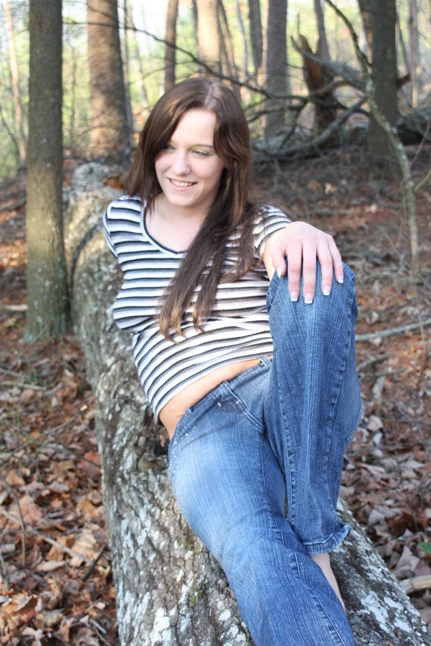 20P Das brünette Babe Rebecca Maxwell zieht im Wald ihr Hemd aus und posiert oben ohne