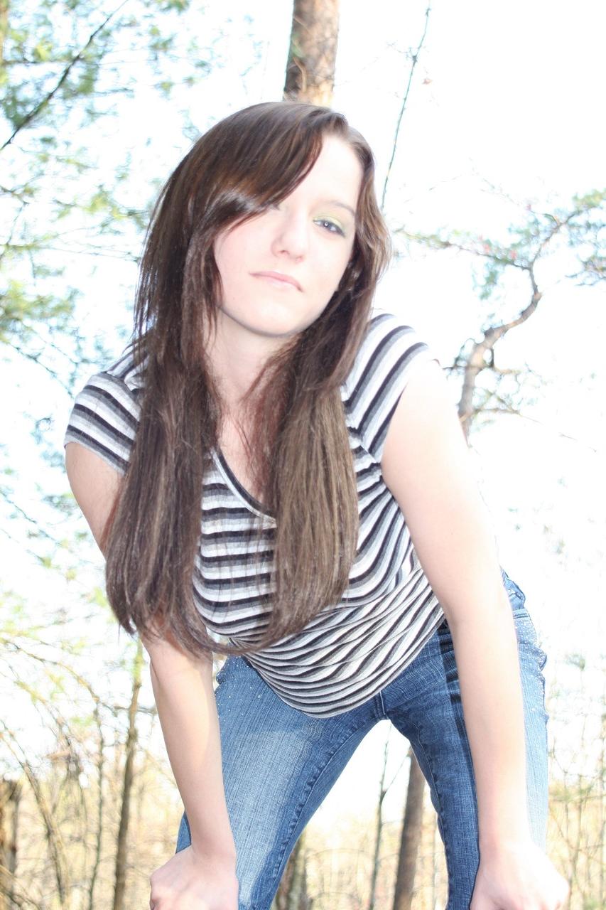 20P Das brünette Babe Rebecca Maxwell zieht im Wald ihr Hemd aus und posiert oben ohne